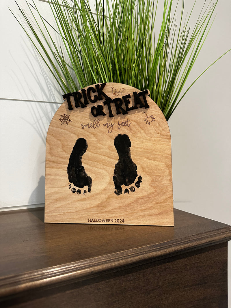 Trick or treat smell my feet - wooden sign